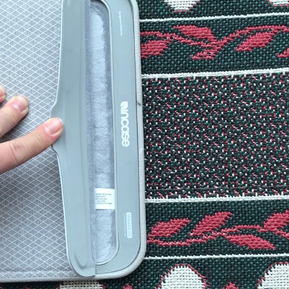 Incase iPad sleeve - Picture 4 of 8